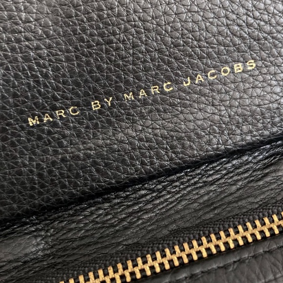 MARC BY MARC JACOBS Classic Q Italian Pebbled Leather Wristlet Wallet Zip Black - Picture 5 of 9